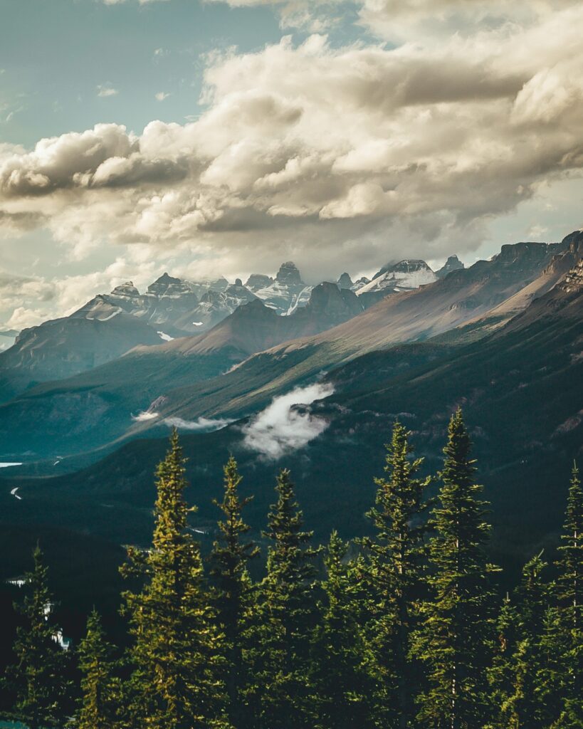 gray mountains under gray sky at daytime 910309