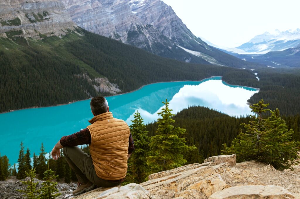 Top 10 views and scenic stops in the US 1 man sitting near lake 3572740